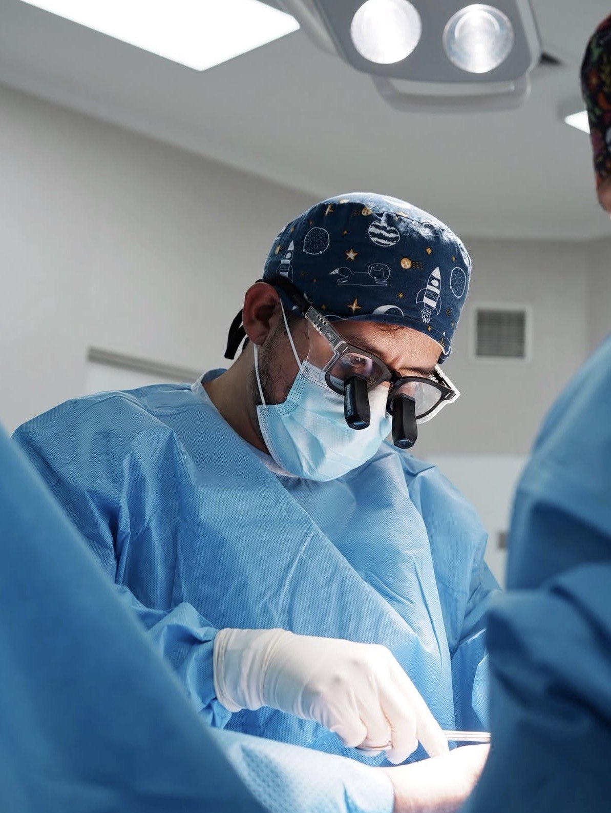 Dr. Nicolás Lespinasse realizando cirugía de mano